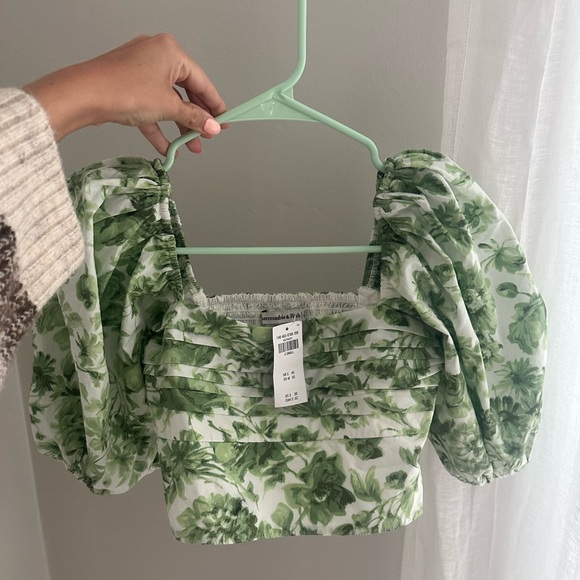 Abercrombie & Fitch Tops - Abercrombie Floral Green Puff Sleeve Top NWT